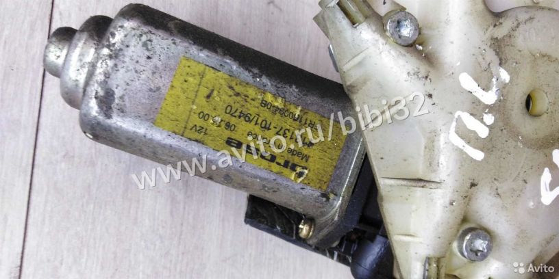 steklopodieemnik-perednii-volvo-s40-113137-1019470-fr1160094-0b-art-40249-big-1