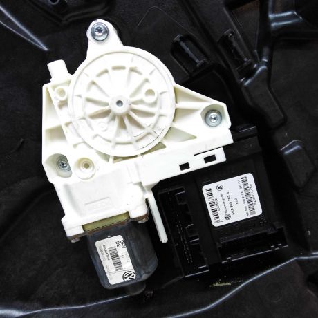 steklopodieemnik-perednii-pravyi-volkswagen-golf-6-art-40948-big-1