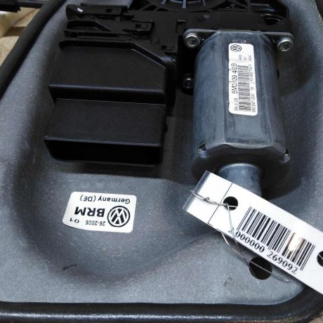 steklopodieemnik-zadnii-pravyi-volkswagen-golf-plus-05gv-art-41273-big-1