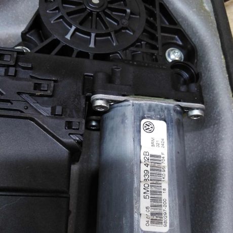 steklopodieemnik-zadnii-pravyi-volkswagen-golf-plus-05gv-art-41273-big-2