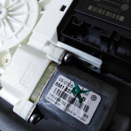 steklopodieemnik-perednii-pravyi-volkswagen-golf-plus-05gv-art-41274-big-4