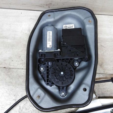 steklopodieemnik-zadnii-pravyi-volkswagen-golf-plus-05gv-art-41339-big-1