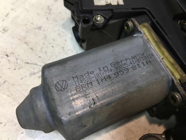 steklopodieemnik-zadnii-pravyi-volkswagen-sharan-do-rest-art-41491-big-6