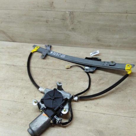 steklopodieemnik-perednii-pravyi-mazda-323f-art-43958-big-0