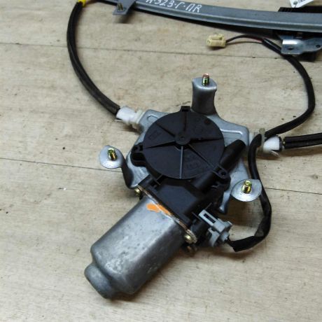 steklopodieemnik-perednii-pravyi-mazda-323f-art-43958-big-1