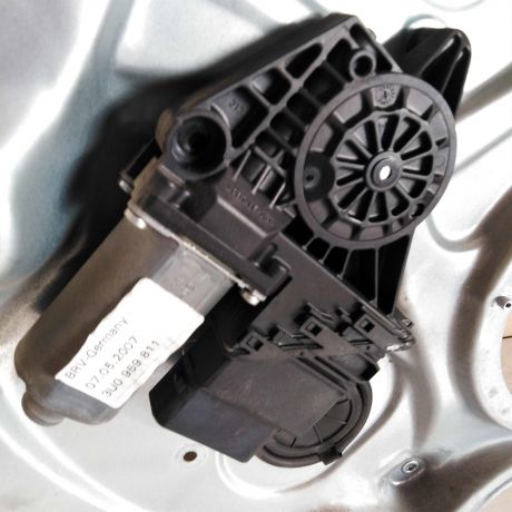 steklopodieemnik-zadnii-levyi-skoda-superb-i-rest-art-49144-big-1