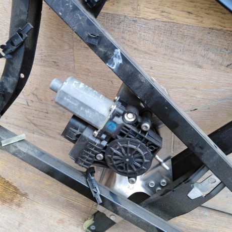 steklopodieemnik-zadnii-pravyi-audi-a6-c5-sedan-art-50647-big-2