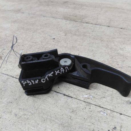 rucka-otkryvaniia-kapota-skoda-octavia-tour-art-53481-big-1