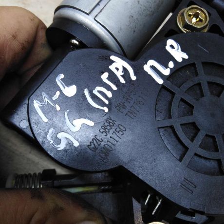 steklopodieemnik-perednii-pravyi-elektro-mazda-6-gg-art-54383-big-1