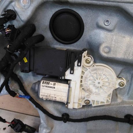 steklopodieemnik-perednii-pravyi-volkswagen-golf-4-bora-art-55956-big-3