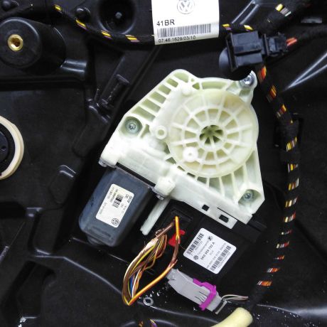 steklopodieemnik-perednii-levyi-elektro-volkswagen-golf-6-art-56698-big-2