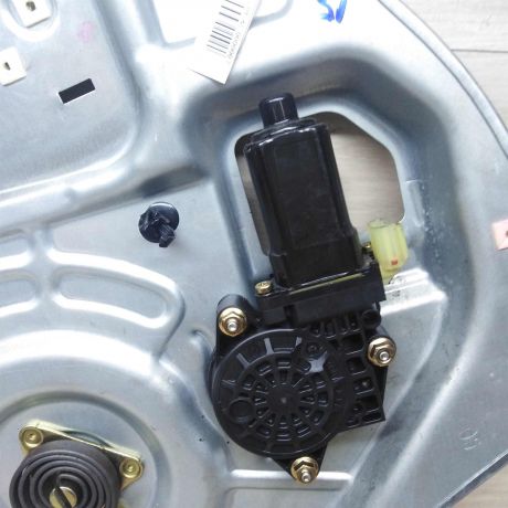 steklopodieemnik-perednii-levyi-elektro-hyundai-tucson-i-jm-art-57273-big-4