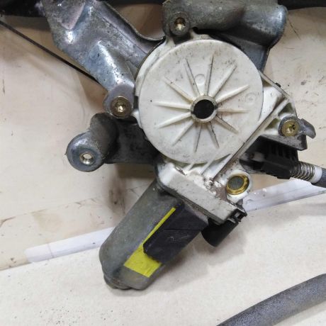 steklopodieemnik-perednii-pravyi-elektro-ford-focus-1-art-57865-big-3