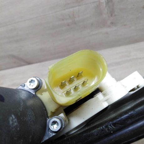 steklopodieemnik-zadnii-pravyi-elektro-bmw-x5-ii-e70-do-rest-art-57961-big-1