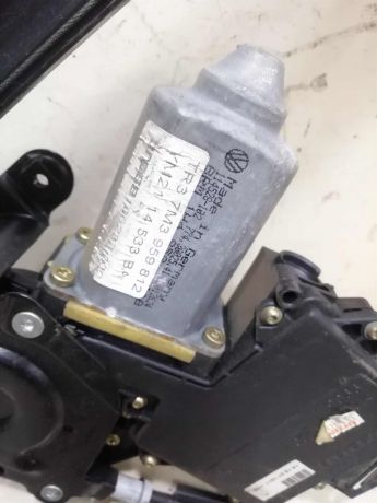 steklopodieemnik-zadnii-pravyi-elektro-volkswagen-sharan-rest-art-58127-big-1