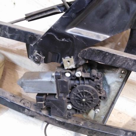 steklopodieemnik-perednii-levyi-audi-a4-b5-elektro-art-59219-big-2