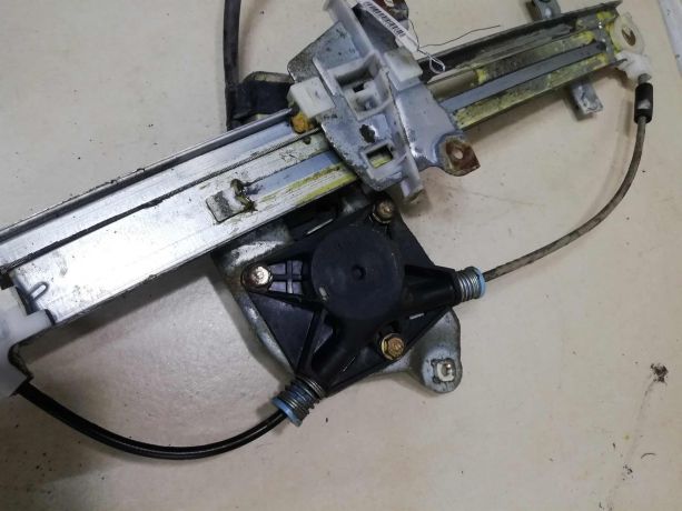 steklopodieemnik-zadnii-pravyi-elektro-mazda-millenia-art-60574-big-3