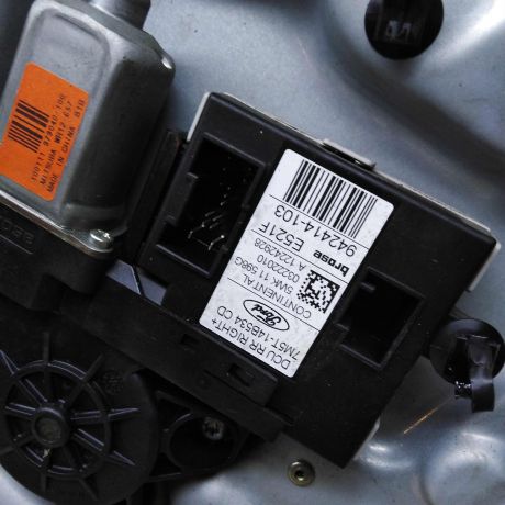 steklopodieemnik-zadnii-pravyi-elektro-ford-kuga-i-08gv-art-61473-big-5