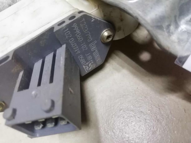 steklopodieemnik-zadnii-pravyi-elektro-toyota-avensis-t250-gor-art-62555-big-3