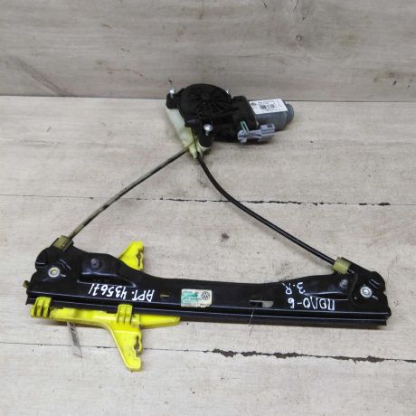 steklopodieemnik-zadnii-pravyi-elektro-volkswagen-polo-v-sedan-art-71254-big-0