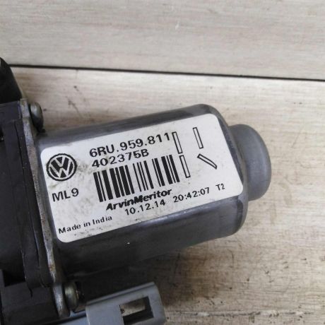 steklopodieemnik-zadnii-pravyi-elektro-volkswagen-polo-v-sedan-art-71254-big-3