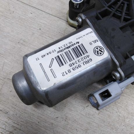 steklopodieemnik-zadnii-levyi-elektro-volkswagen-polo-v-sedan-art-71286-big-2