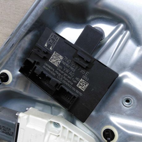 steklopodieemnik-zadnii-pravyi-elektro-skoda-yeti-i-art-75500-big-3