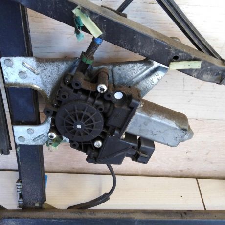 steklopodieemnik-perednii-pravyi-audi-a3-8l-elektro-art-75973-big-3