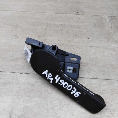 rucka-otkryvaniia-kapota-skoda-yeti-i-art-76518-big-0