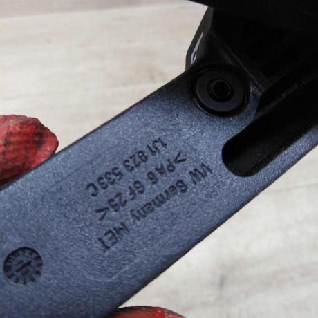 rucka-otkryvaniia-kapota-skoda-yeti-i-art-76518-big-1