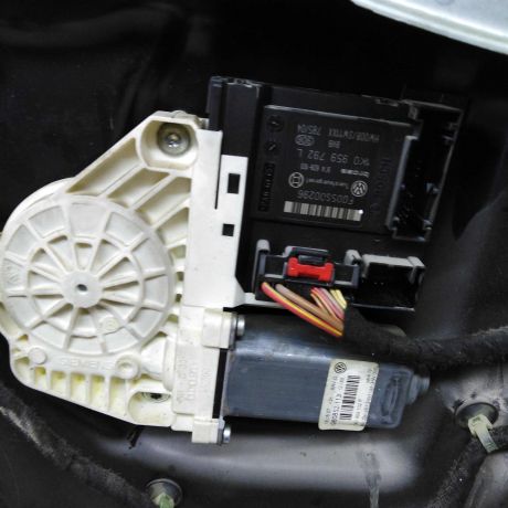 steklopodieemnik-perednii-pravyi-elektro-volkswagen-passat-b6-art-77073-big-1