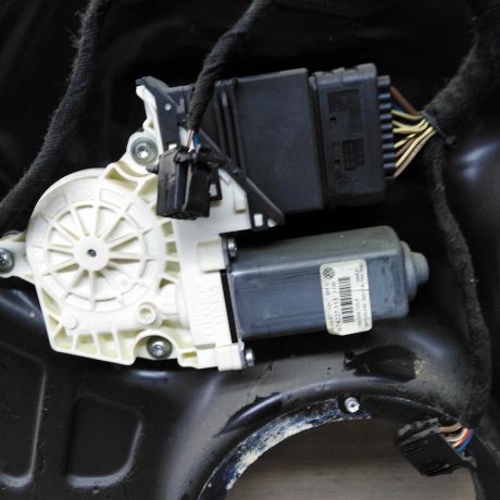 steklopodieemnik-zadnii-levyi-elektro-volkswagen-passat-b6-art-77091-big-1