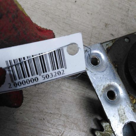 steklopodieemnik-zadnii-levyi-mazda-323-art-79374-big-1