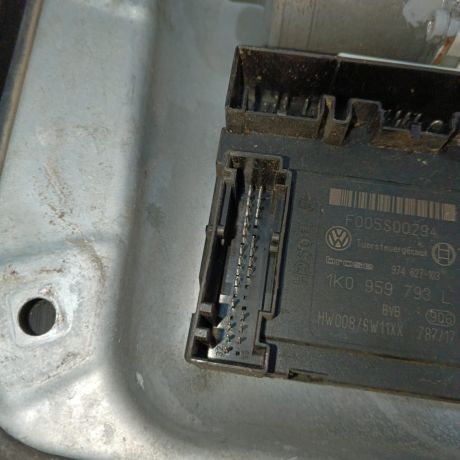 steklopodieemnik-elektriceskii-perednii-pravyi-volkswagen-jetta-5-volkswagen-golf-5-art-96653-big-1