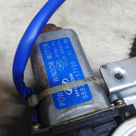 steklopodieemnik-elektriceskii-perednii-pravyi-hyundai-matrix-art-99113-big-1