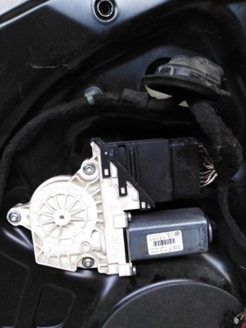 steklopodieemnik-elektriceskii-zadnii-levyi-volkswagen-passat-b6-art-100474-big-3