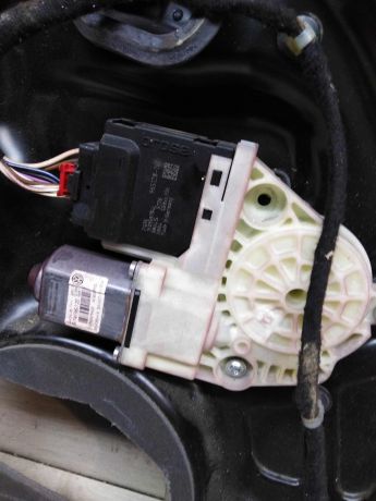 steklopodieemnik-elektriceskii-zadnii-pravyi-volkswagen-passat-b6-art-100475-big-3