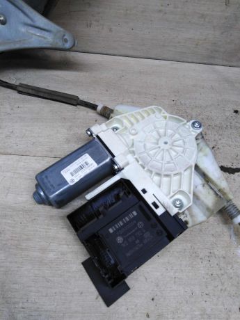 steklopodieemnik-elektriceskii-perednii-pravyi-volkswagen-passat-b6-art-100477-big-0