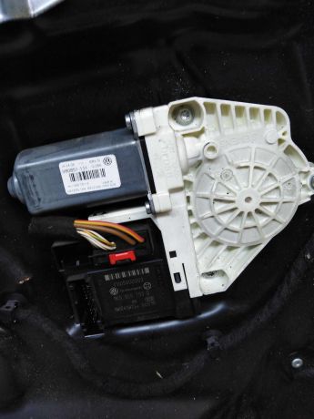 steklopodieemnik-elektriceskii-perednii-levyi-volkswagen-passat-b6-art-100558-big-1