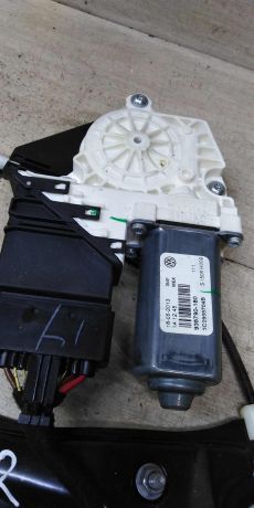 steklopodieemnik-elektriceskii-zadnii-pravyi-volkswagen-jetta-vi-art-101347-big-3