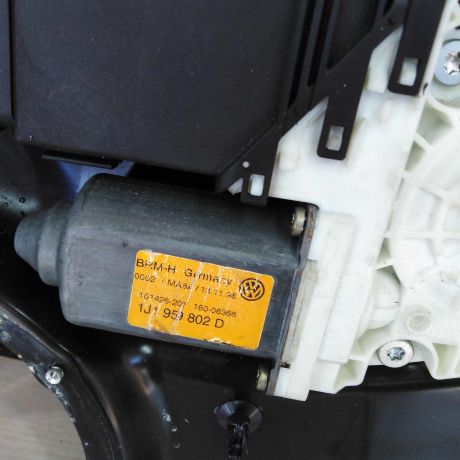 steklopodieemnik-elektriceskii-volkswagen-golf-4-volkswagen-bora-art-101655-big-4