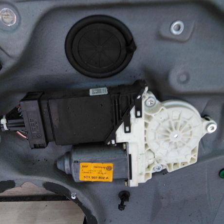 steklopodieemnik-elektriceskii-volkswagen-golf-4-volkswagen-bora-art-101657-big-2