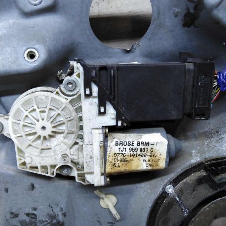 steklopodieemnik-elektriceskii-perednii-levyi-volkswagen-bora-volkswagen-jetta-4-volkswagen-golf-4-art-102583-big-3