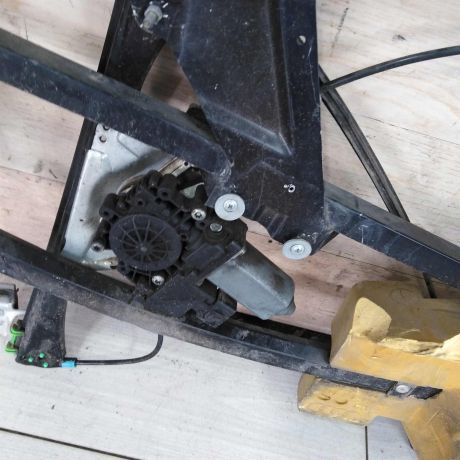 steklopodieemnik-elektriceskii-perednii-pravyi-audi-a4-b5-art-103112-big-2