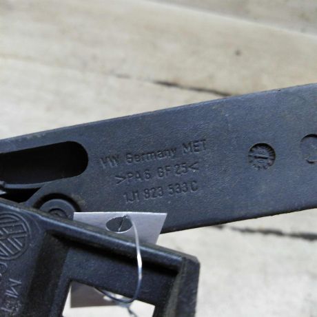 rucka-otkryvaniia-kapota-volkswagen-jetta-5-art-103847-big-1