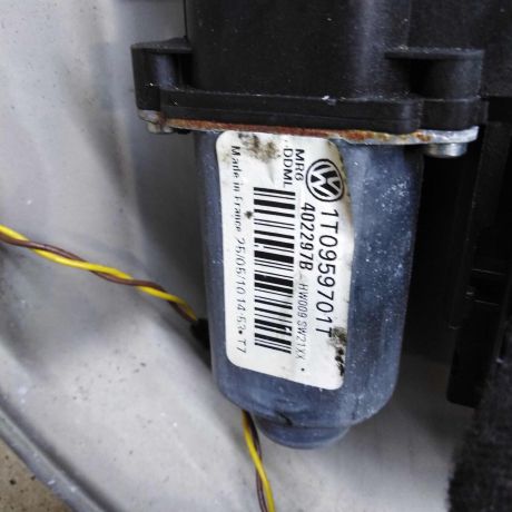 steklopodieemnik-elektriceskii-perednii-pravyi-skoda-octavia-a5-art-106304-big-1