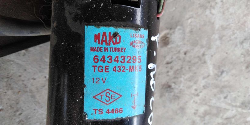 trapeciia-dvornikov-v-sbore-renault-logan-art-15074-big-1