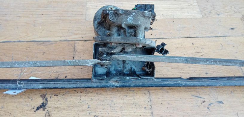 trapeciia-dvornikov-audi-100-c3-art-28075-big-2