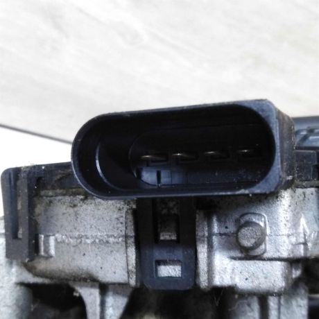 trapeciia-dvornikov-peredniaia-s-motorcikom-ford-focus-2-do-rest-art-35252-big-1