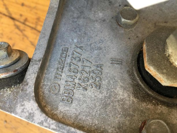 trapeciia-dvornikov-mazda-3-bl-rest-sedan-motorcik-art-37039-big-3